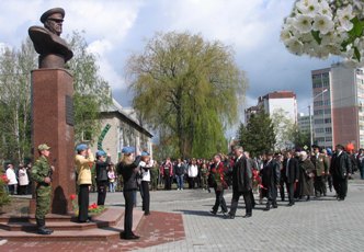 Возложение цветов к памятнику Жукова